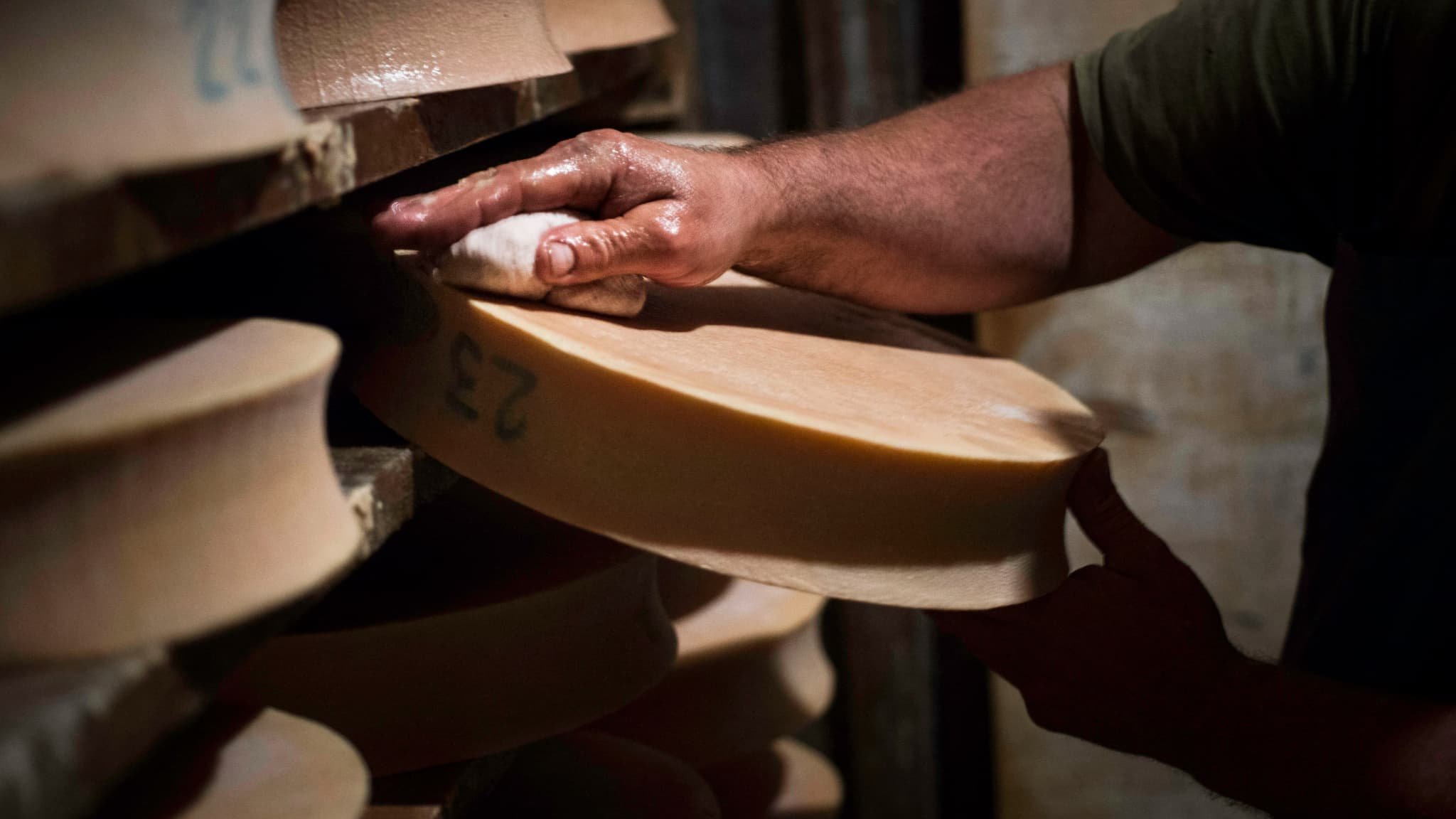« On fera tout pour perdurer »: les fromages AOP menacés par le changement climatique