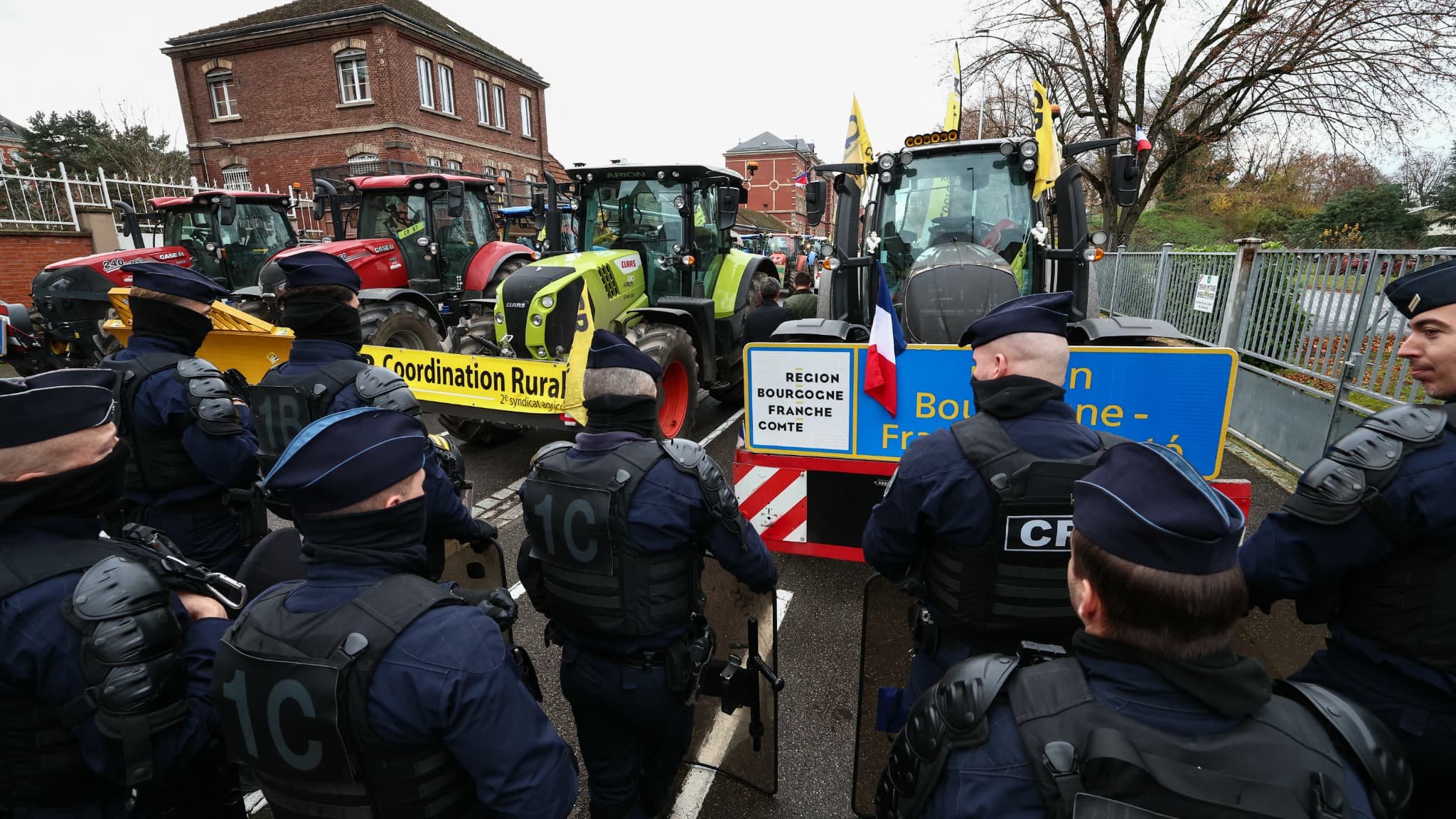« Traité UE-Mercosur, mort de l’agriculture »: des agriculteurs mobilisés devant le Parlement européen