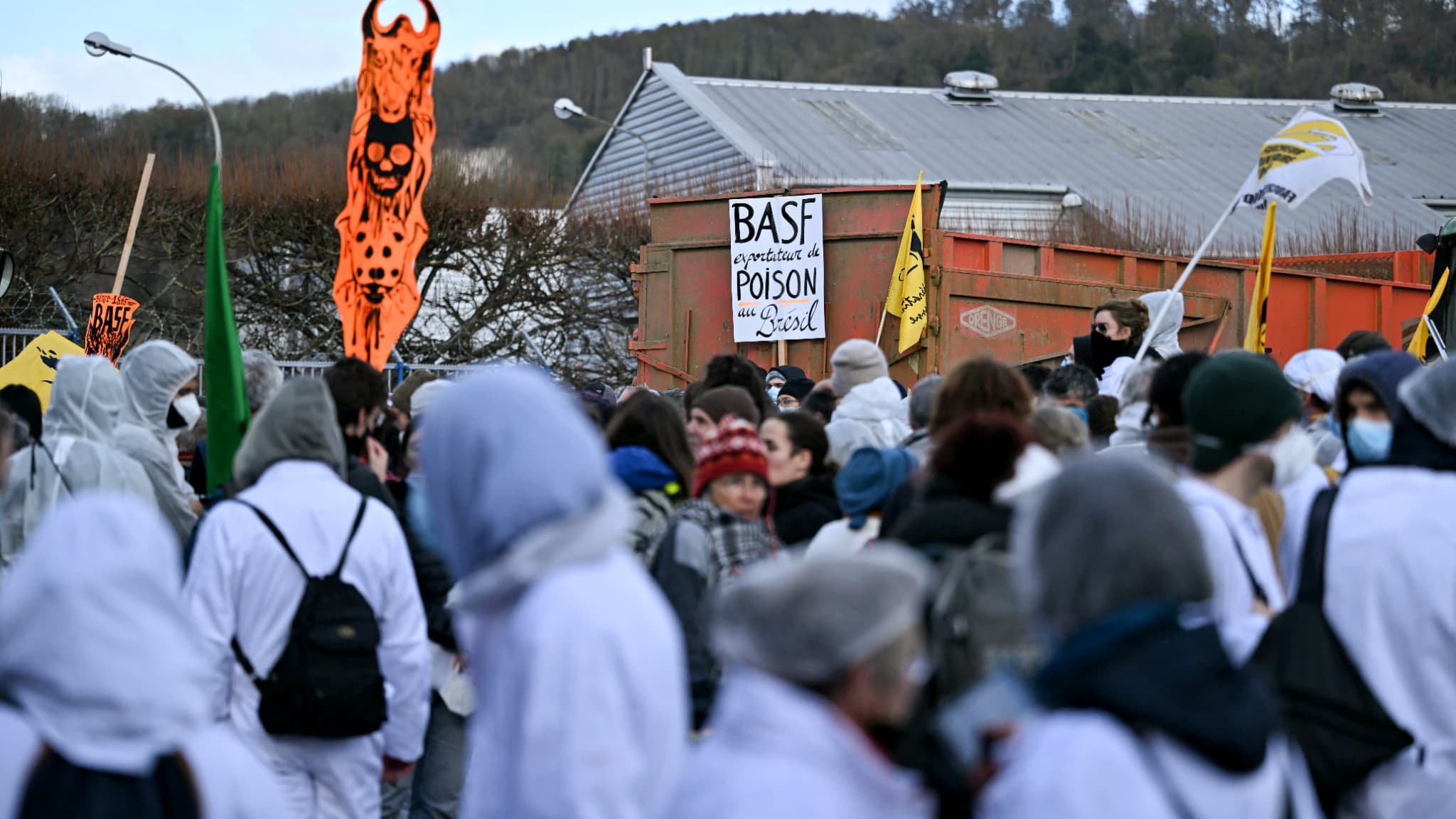 « Halte au colonialisme chimique »: des manifestants bloquent l’usine BASF près de Rouen pour dénoncer les rejets de polluants éternels