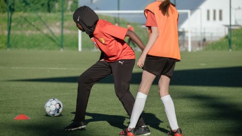 Voile dans le sport: Emmanuel Macron opposé au port de signes religieux en compétition, mais plus nuancé sur la pratique quotidienne