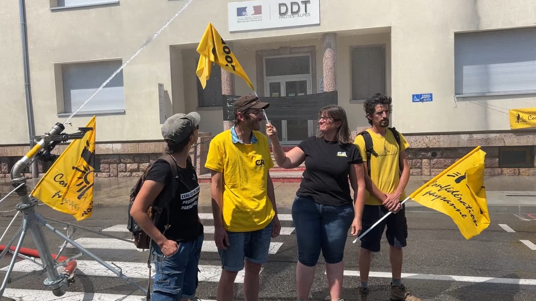 En pleine alerte sécheresse, des agriculteurs arrosent un bâtiment de l’État à Gap pour dénoncer les restrictions