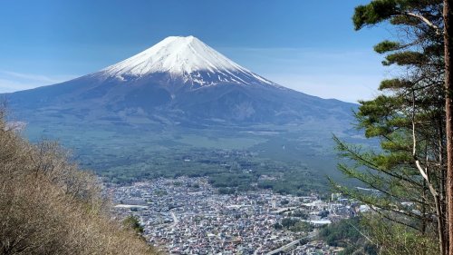 Surtourisme: le Japon double la taxe pour monter au sommet du Mont Fuji