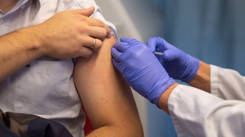 Covid-19: comment Emmanuel Macron a rouvert la porte à une réintégration des soignants non vaccinés