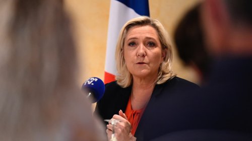 "Je n’irai pas à Matignon": Le Pen ne souhaite pas devenir Première ministre mais ouvre la porte à 2027