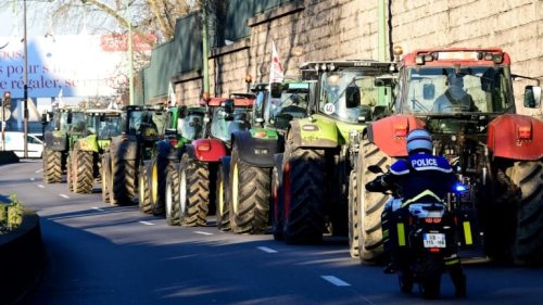 "Je n'ai pas l'impression d'empoisonner le monde": démonstration de colère à Paris des agriculteurs