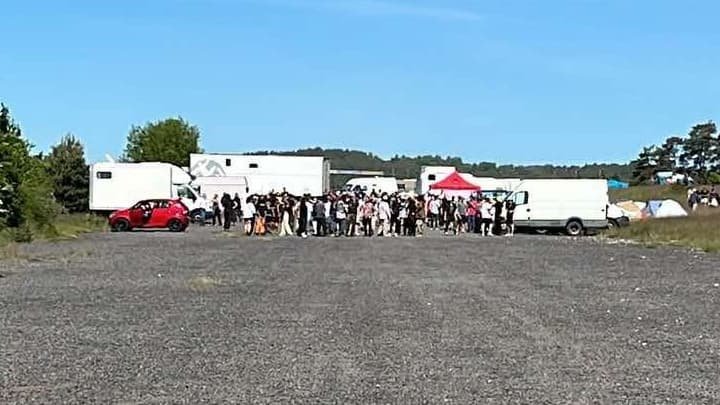 Jets de projectiles, pare-brise et fenêtres brisés… En Lozère, les tensions montent après une rave-party illégale