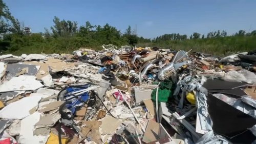 "C'est pas normal de voir ça": un terrain transformé en décharge sauvage à Pierre-Bénite