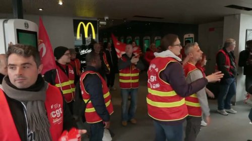 Réforme des retraites: des manifestants bloquent le McDonald's des Champs-Élysées