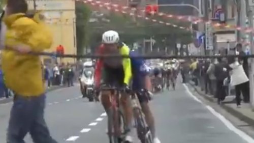 Giro 2025: le geste fou de manifestants qui auraient pu provoquer une grave chute