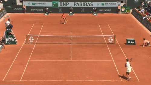 Roland-Garros: la grosse bourde de Jabeur, qui dégage une balle du pied alors qu'elle était en jeu