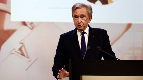 "Ce sera la faute de Bruxelles": Bernard Arnault affirme que LVMH devra "augmenter" sa production aux États-Unis en cas de droits de douane élevés