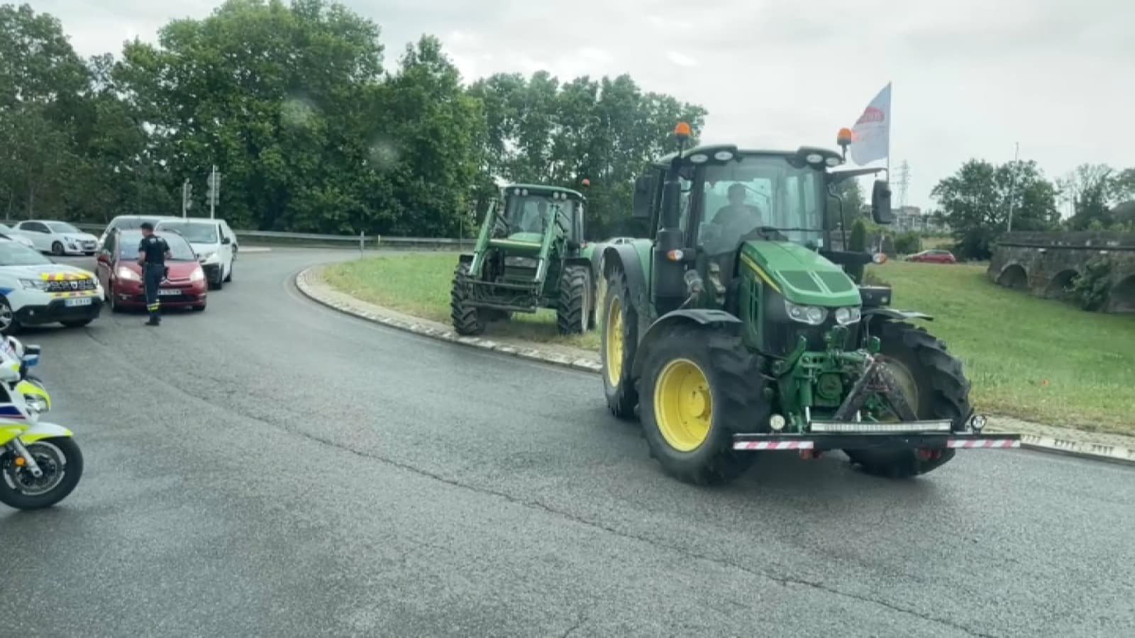 Arles: agriculteurs, cavaliers de Camargue et Arlésiennes en costume mobilisés contre la ligne THT