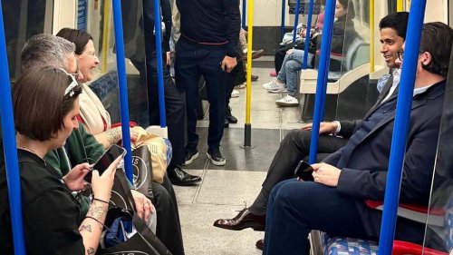 Arsenal-PSG: l'image inattendue d'Al-Khelaïfi discutant avec des supporters dans le métro londonien