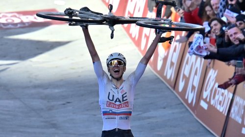 Cyclisme: le peloton choqué par l'exploit "flippant" de Pogacar aux Strade Bianche