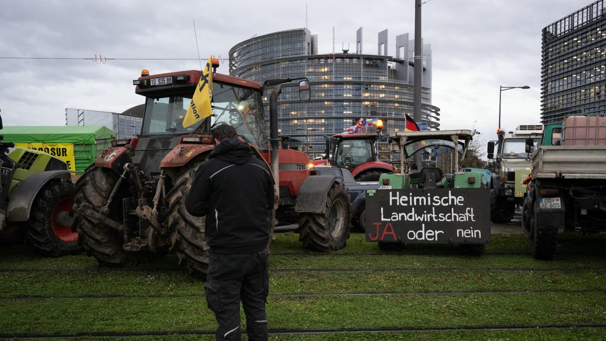 « Stop Mercosur »: les agriculteurs maintiennent la mobilisation au Parlement européen