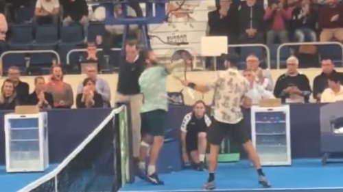 Tennis: scène surréaliste, le Français Moutet en vient aux mains avec son adversaire, Andreev