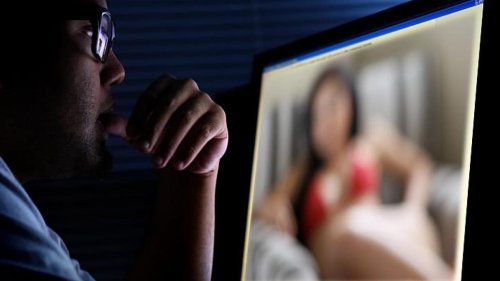 Les Britanniques regardent principalement du porno durant les heures de bureau, selon une étude