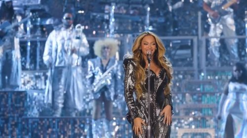 Beyoncé porte une robe en dentelle de Calais-Caudry lors de son Renaissance World Tour