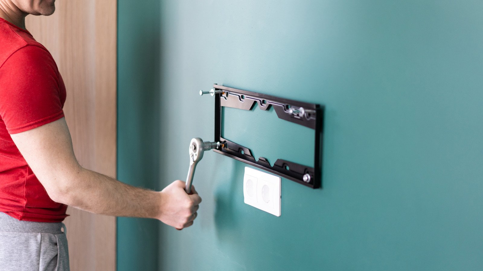 You've Been Mounting Your TV Wrong, Here's Why - cover