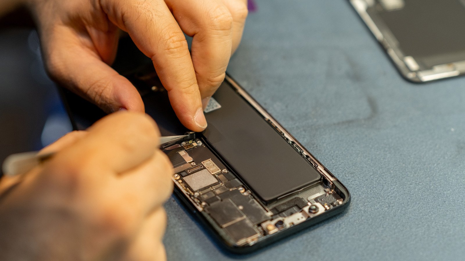 What's The Least Repairable Smartphone Brand? - cover