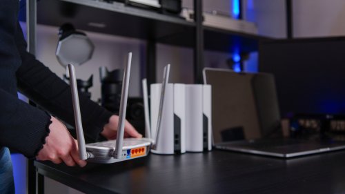 Why Do Routers Have Antennas But Mesh Wi-Fi Systems Don't?