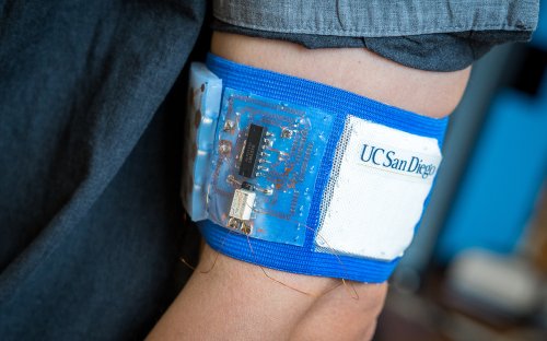 Scientists invented a wearable band that controls your body temperature like a personal thermostat