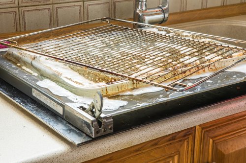 How to get sparkling clean oven racks in 5 easy steps