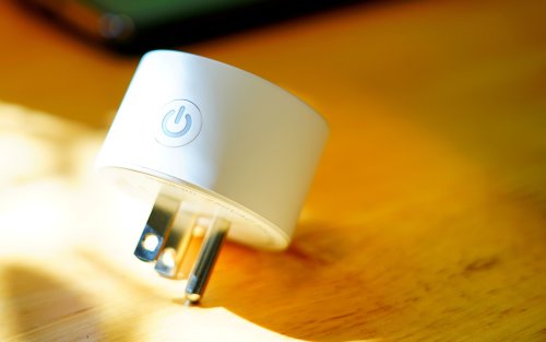 What Is a Smart Plug? 4 Ways to Use Them Around the Home