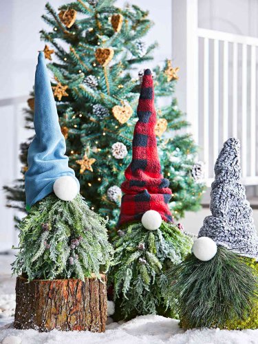 8 DIY Outdoor Christmas Decorations You Can Make in an Afternoon