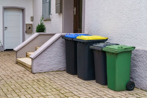 How to Clean Outdoor Garbage Cans to Get Rid of Smells and Messes