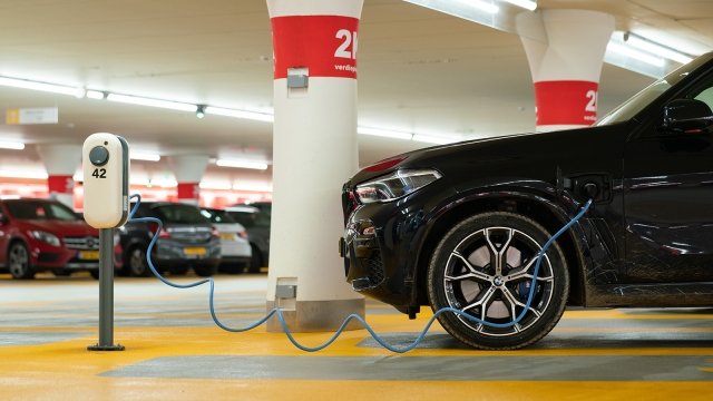 Stanford engineers warn that electric car charging could crash a grid powered by renewable energy