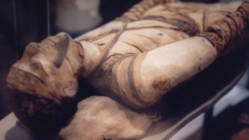 Why did people start eating Egyptian mummies?