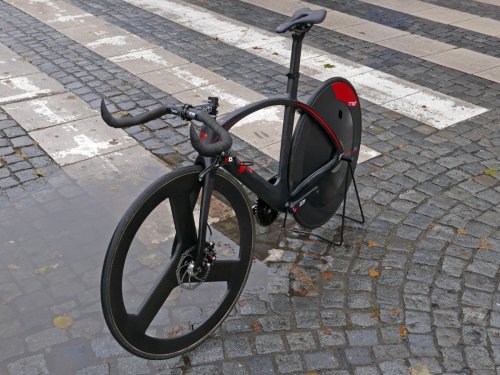 TRed's wild fixed-gear regenerative BestiaNera Hybrid Streetfighter urban e-bike
