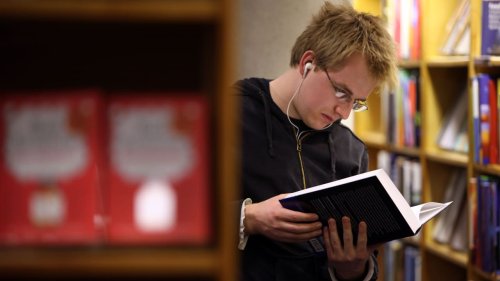 Briten-Unis warnen

Studenten vor Büchern!