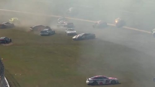 Kolossaler Massen-Crash &uuml;berschattet US-Rennen