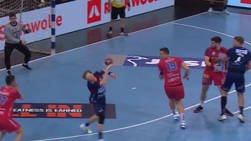 Bei Flensburgs Knaller-Sieg: Handball-Star wirft Mitspieler k.o.! | Sportmix
