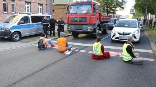 Radikale Ökos kleben sich in Dresden auf die Straße
