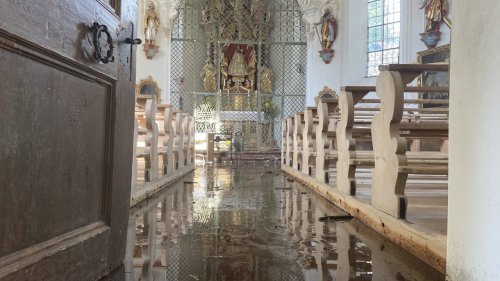 Kirche bei Starkregen überflutet