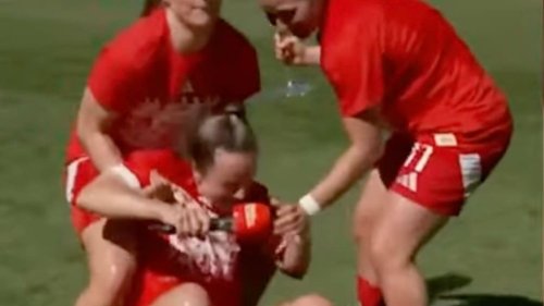 Heftige Bier-Dusche im Frauen-Fußball