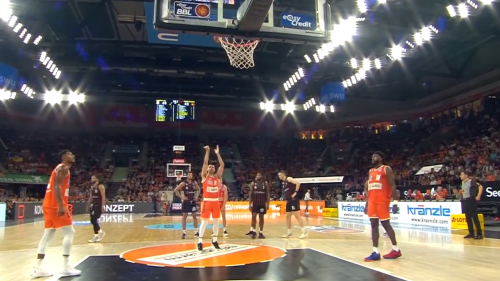 Basketball: Kuriose Szene bei Start-Sieg von Ulm: Falscher Spieler wirft Freiwurf! | Sportmix