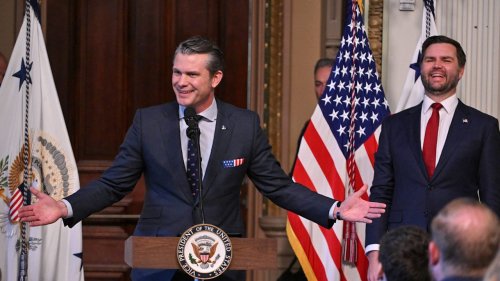 Für Hillary Clinton forderte er Knast: So verlogen ist Hegseth | BILD