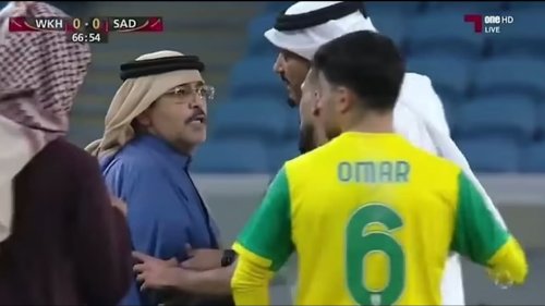 Fußball: Plötzlich stürmt ein Scheich auf den Platz – Irre Szenen in Katar | Fußball