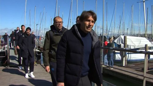 Lässiger Auftritt: Conte kommt per Boot zum Spiel!
