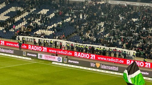 Hannover 96: Ordner verdecken Banner bei Zweitliga-Spiel | Fußball
