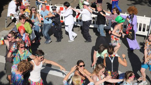 Hier tanzt unsere Polizei Polonaise!