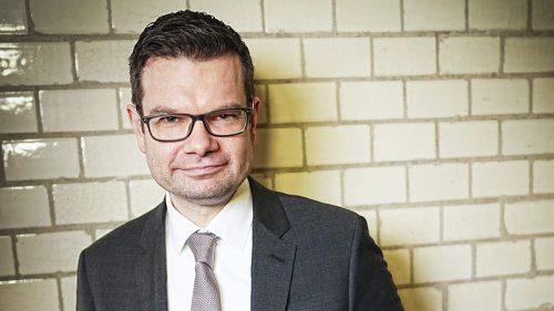 So klingt der neue Song unseres Justizministers