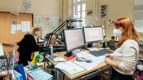 Berliner Amts-Mitarbeiter tippen Faxe mit Corona-Zahlen ab