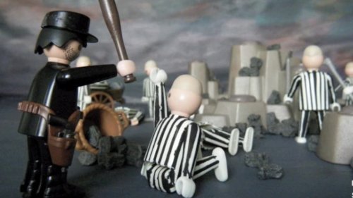 Künstler stellt Holocaust

mit Playmobil nach
