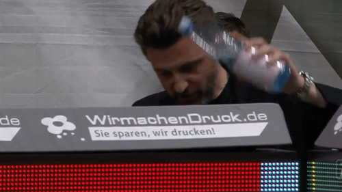 Basketball: Bayern-Boss schmeißt wütend eine Flasche weg! | Sportmix