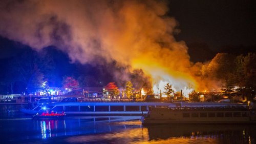 Großfeuer an Berliner Hafen – Ladenzeile niedergebrannt!
